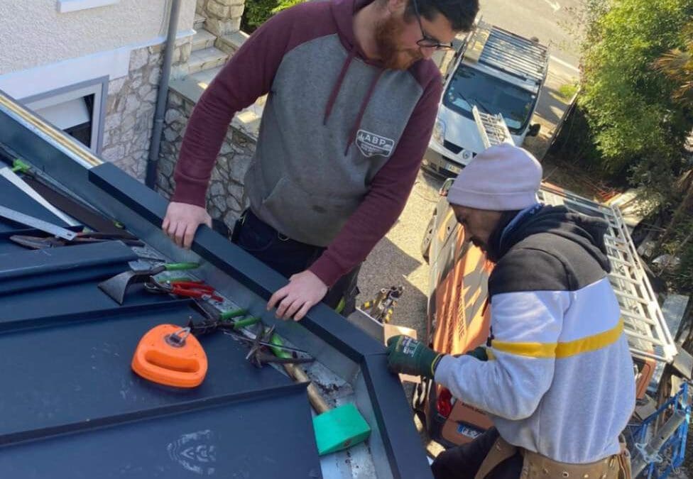 Zoom sur les gouttières en zinc : installation et entretien